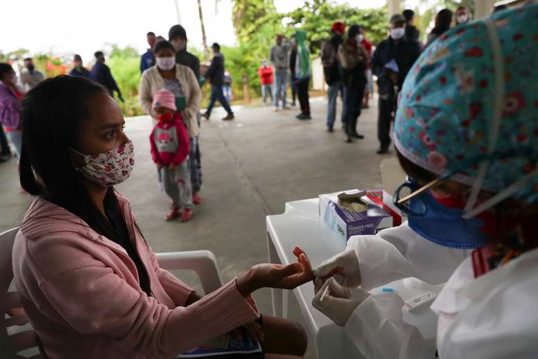Pessoas fazem fila para serem testadas para coronav&iacute;rus, em Registro (SP)
29/07/2020
REUTERS/Amanda Perobelli