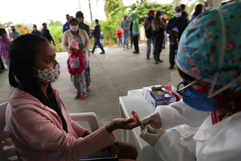 Pessoas fazem fila para serem testadas para coronavírus, em Registro (SP)
29/07/2020
REUTERS/Amanda Perobelli