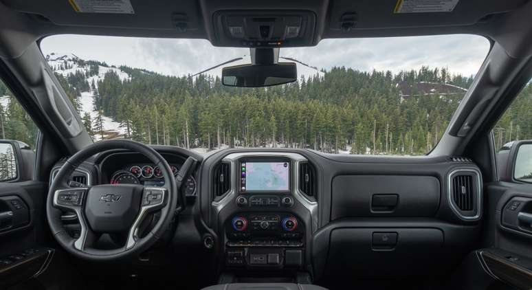 Interior da Chevrolet Silverado HD 1500 com motor turbo diesel.