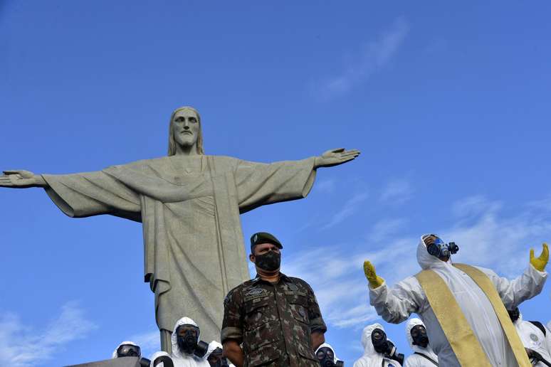 O Exército realiza a desinfecção do Cristo Redentor para a reabertura ao público 