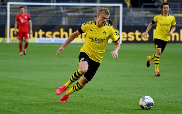 Com apenas 20 anos, Haaland marcou 16 golos em 18 jogos com a camisa Borussia Dortmund (Foto: FEDERICO GAMBARINI / POOL / AFP)