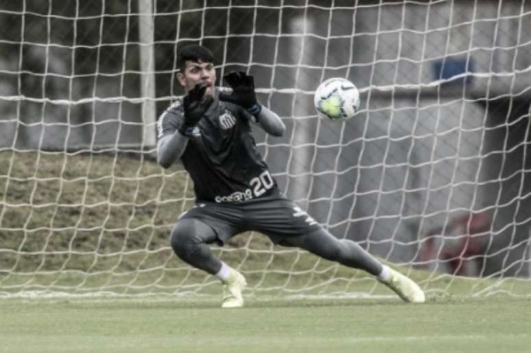 Prata da casa, João Paulo assume titularidade no gol do Santos (Foto: Ivan Storti/Santos FC)