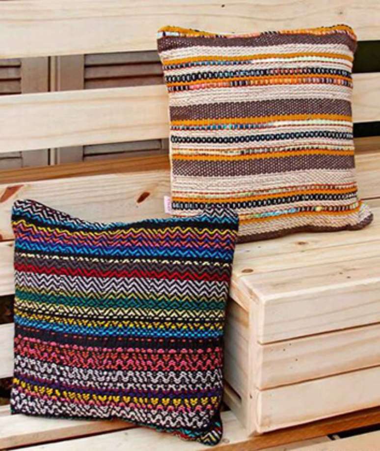 9. Almofadas coloridas com estampas africanas étnicas – Via: Tiberio