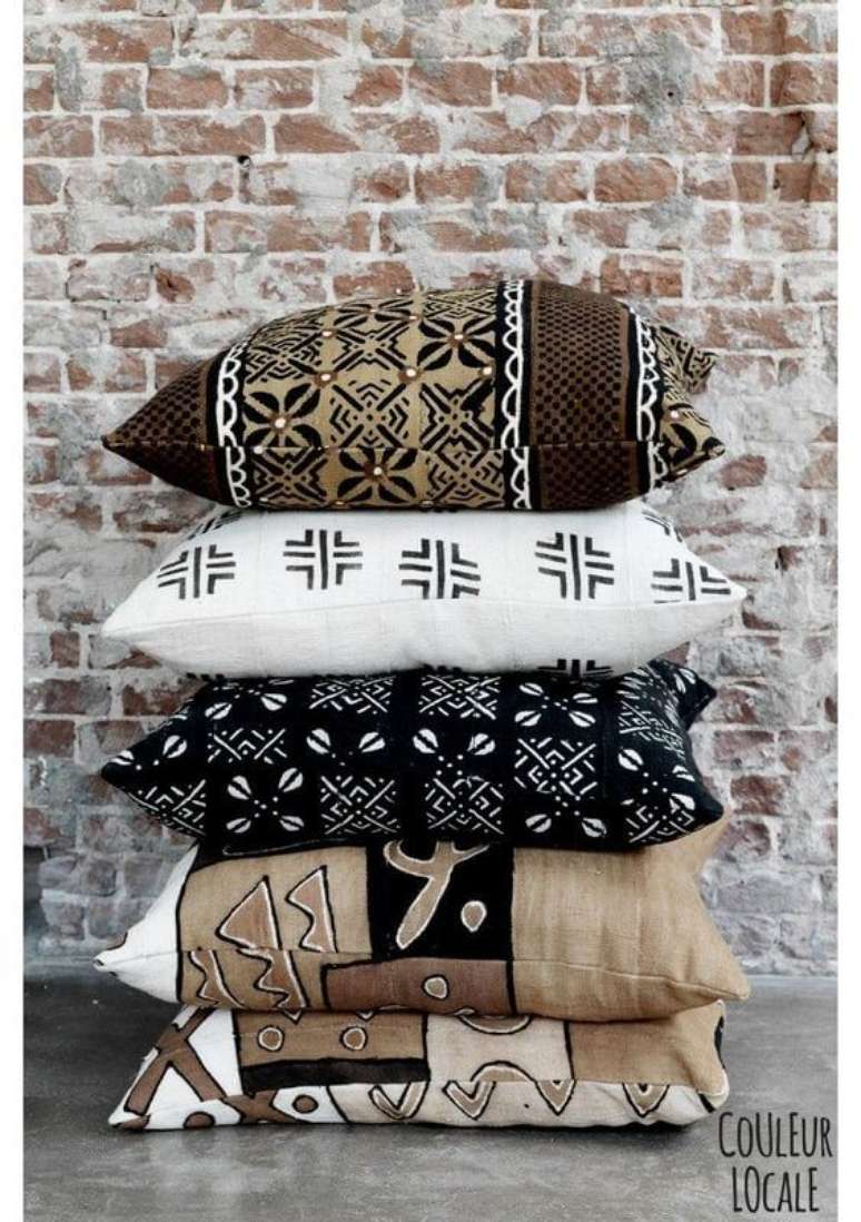 12. Conjunto de almofadas com estampas africanas para decoração de sala de estar – Via: Amazon