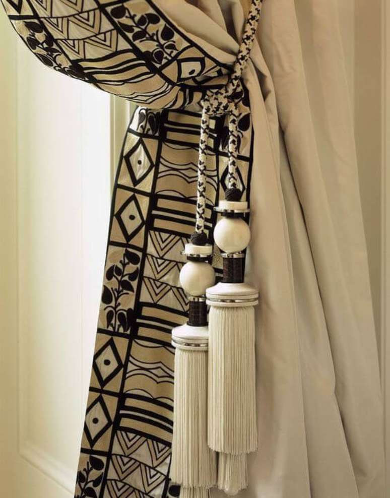 16. Use detalhes como estampas africanas na cortina para ter uma decoração ainda mais personalizada – Via: Zsazsaby Design