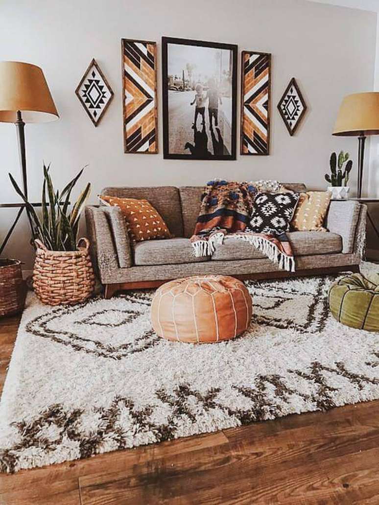 18. Almofadas, quadros e tapete s&atilde;o lindos para usar as estampas africanas &ndash; Via: Pinterest