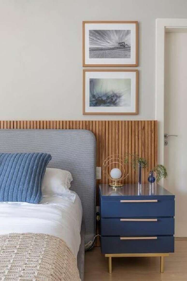 19. Voc&ecirc; j&aacute; pensou em usar dois modelos de cabeceira de cama diferentes no seu quarto? Pode ficar bem interessante &ndash; Foto: Jeito de Casa