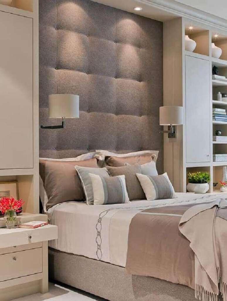 20. Decora&ccedil;&atilde;o com modelos de cabeceira de cama planejada com estofado at&eacute; o teto &ndash; Foto: Arquitrecos