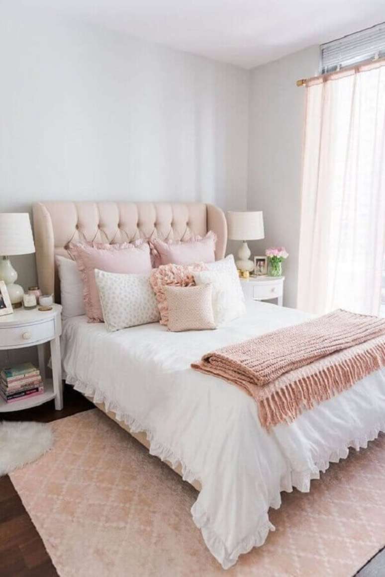 22. Lindo modelos de cabeceira de cama estofada cor de rosa trazendo um toque rom&acirc;ntico para a decora&ccedil;&atilde;o &ndash; Foto: Apartment Therapy