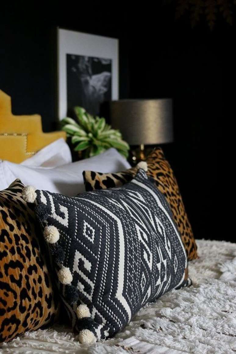 30. Almofadas com estampas africanas preto e branco e animal print – Via: Pinterest