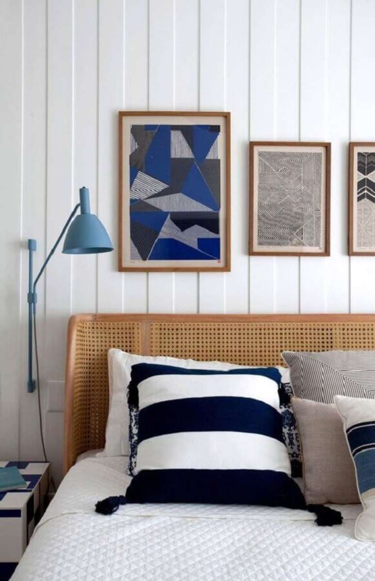 12. A cabeceira de cama com acabamento em telinha de palha d&aacute; um ar delicado e charmoso ao ambiente &ndash; Foto: Casa de Valentina