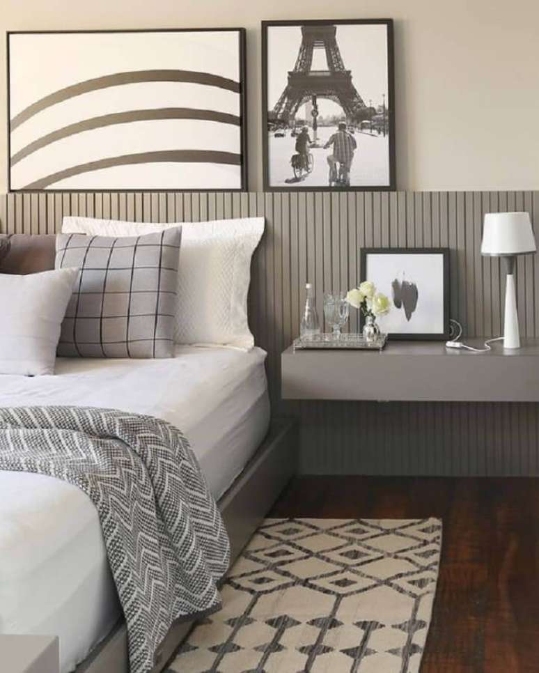 30. Quarto de casal cinza e branco decorado com modelos de cabeceira de cama planejada com criado mudo suspenso &ndash; Foto: Casa de Valentina