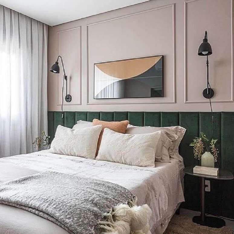 31. Quarto planejado com boiserie para parede rosa pastel e modelos de cabeceira de cama estofada verde escuro &ndash; Foto: Casa Casada