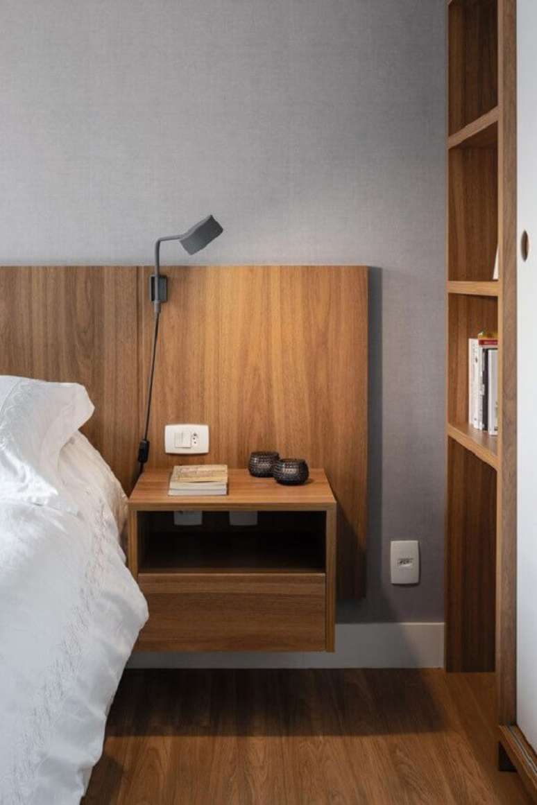 35. Modelos de cabeceira de madeira com criado mudo s&atilde;o super pr&aacute;ticas &ndash; Foto: Casa de Valentina