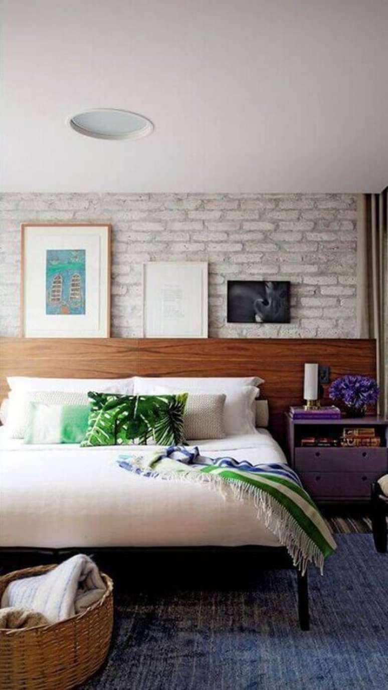 38. Decora&ccedil;&atilde;o de quarto de casal com cabeceira de madeira e criado mudo roxo &ndash; Foto: Decorando com Brilho