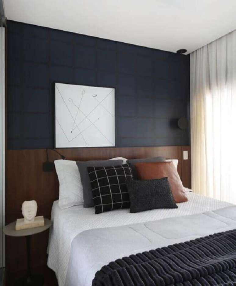 39. Quarto de casal moderno decorado com papel de parede azul marinho e modelos de cabeceira de cama de madeira &ndash; Foto: Jeito de Casa