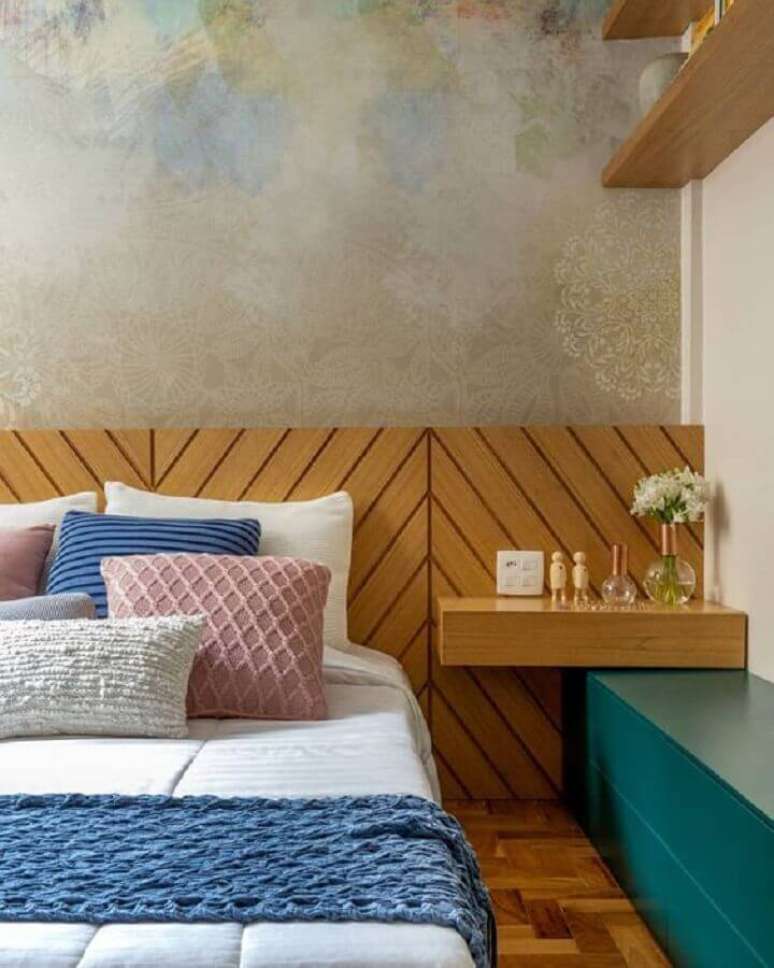 23. Invista em modelos de cabeceira de madeira para maior sensa&ccedil;&atilde;o de acolhimento no quarto &ndash; Foto: Pinterest