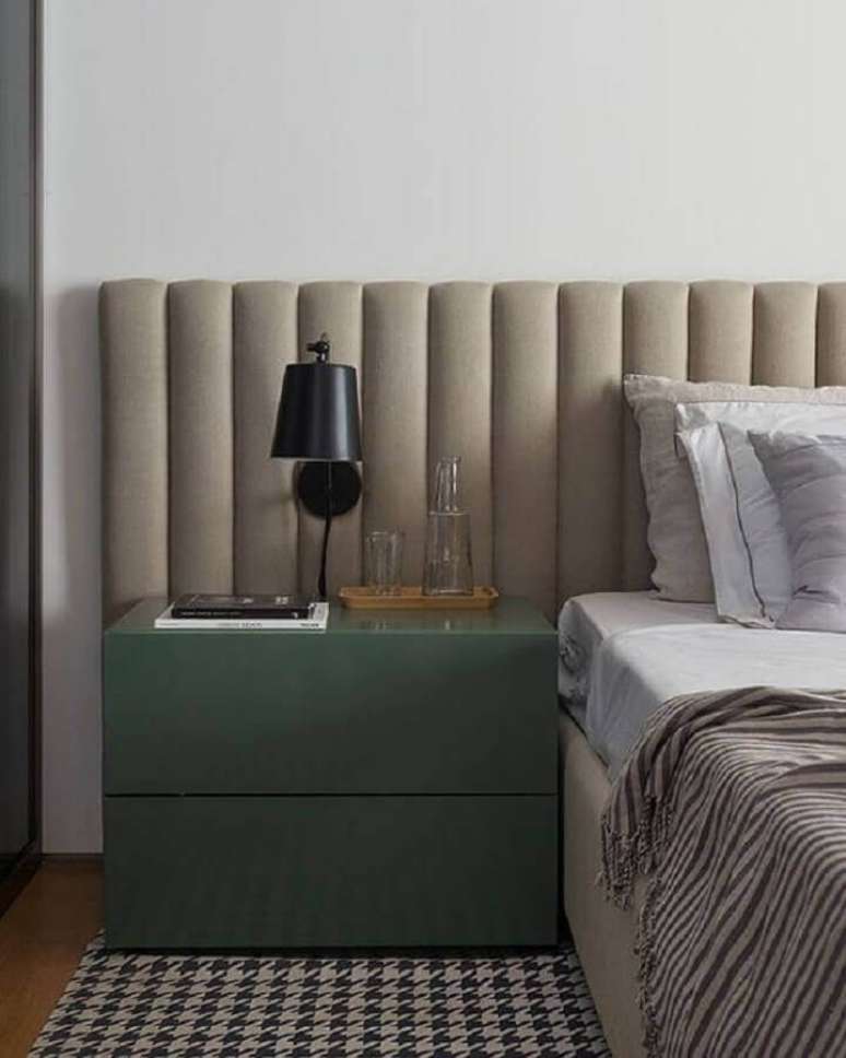 42. A costura verticais d&atilde;o um ar moderno para modelos de cabeceira de cama estofadas &ndash; Foto: Apartment Therapy