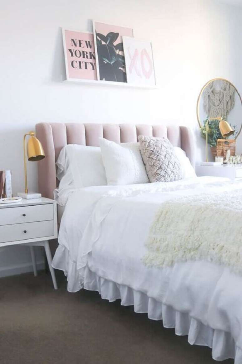 43. Decora&ccedil;&atilde;o clean para quarto branco com modelos de cabeceira estofada rosa pastel &ndash; Foto: Conex&atilde;o D&eacute;cor