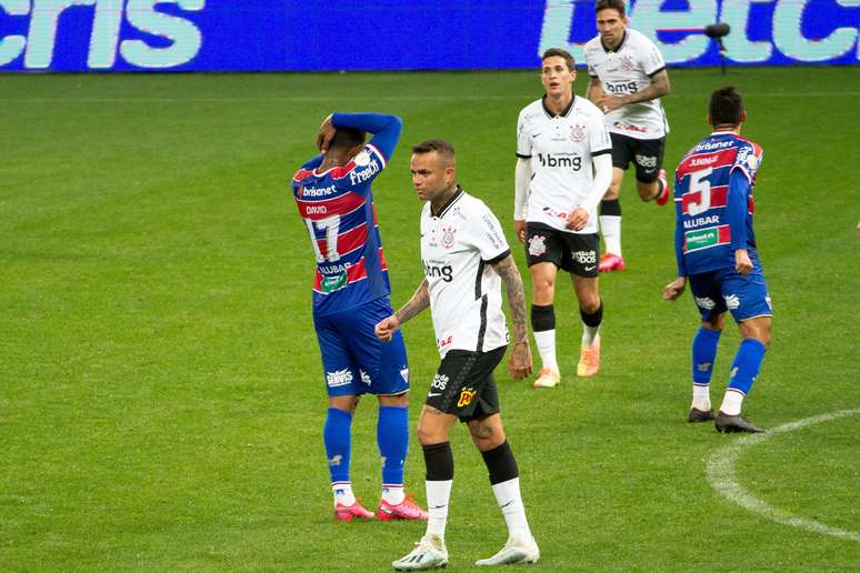 Golaço de Luan salva o Corinthians de derrota para o Fortaleza na Arena