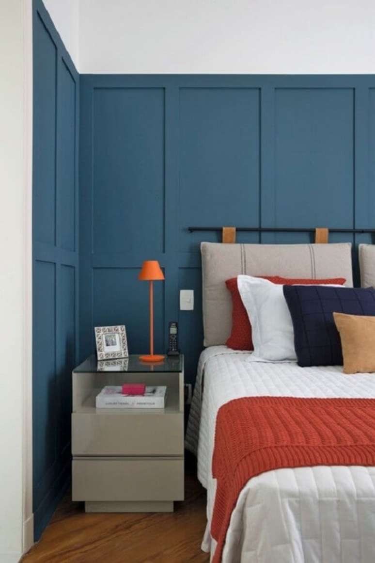 46. Quarto azul decorado com modelos de cabeceira de cama estofada cinza &ndash; Foto: Pinterest