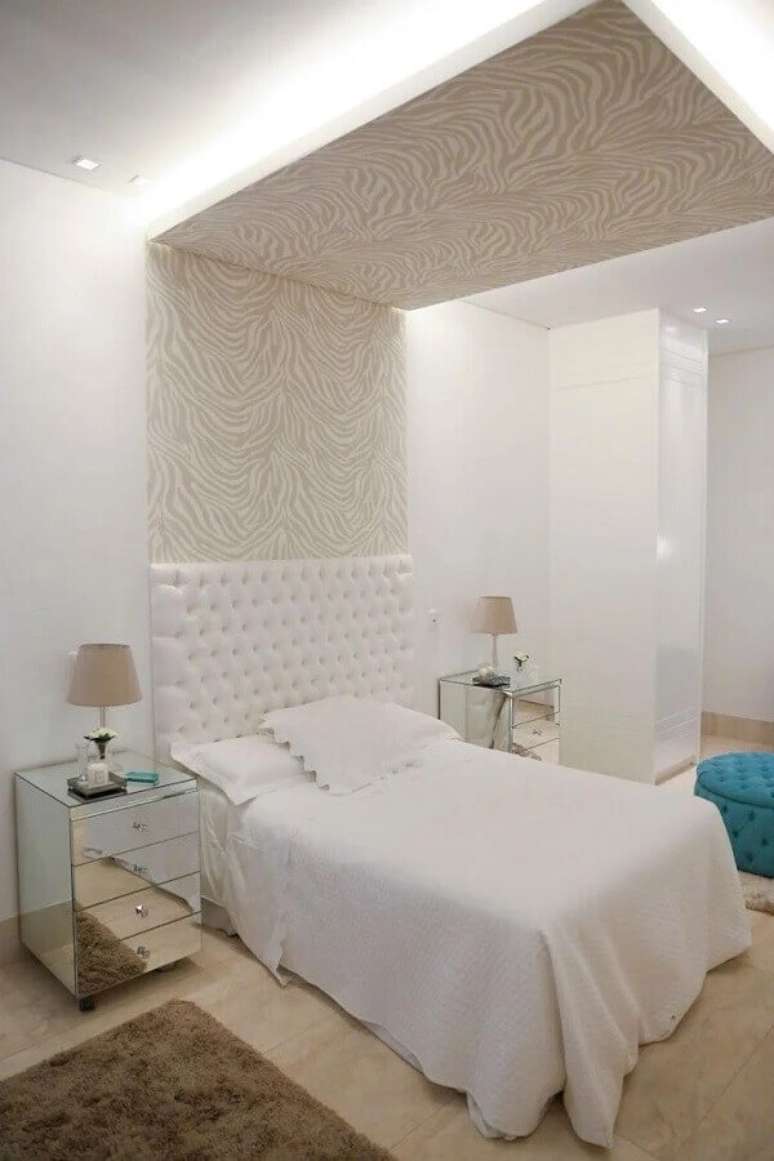48. Modelo de cabeceira de cama branca capiton&ecirc; para quarto clean decorado com criado mudo espelhado &ndash; Foto: Daniana Capuci