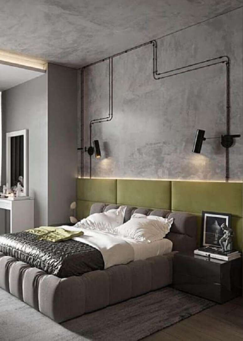 51. Quarto cinza moderno com parede de cimento queimado decorado com modelos de cabeceira de cama verde &ndash; Foto: Casa de Irene