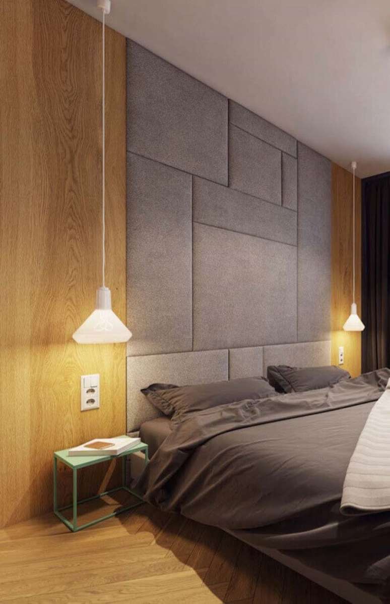 59. Quarto planejado com modelos de cabeceira de cama estofada at&eacute; o teto e revestimento de madeira &ndash; Foto: Home Fashion Trend