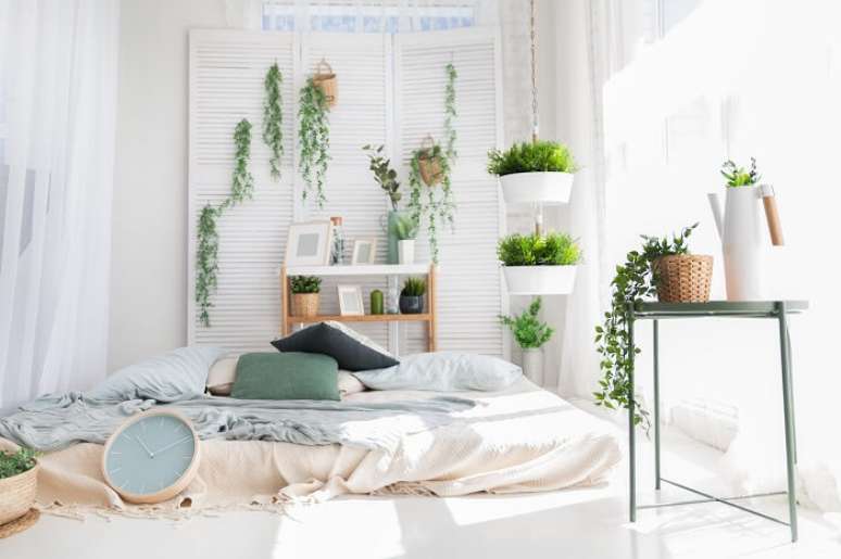 9. Se você deseja trazer a natureza para dentro de casa aposte em vasos de plantas na hora de como decorar um apartamento pequeno. Fonte: Habitissimo.com