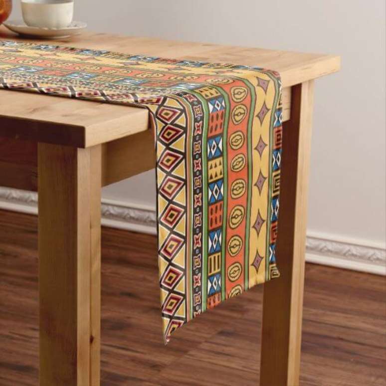 44. Caminho de mesa com estampas africanas etnicas &ndash; Via: Zazzle