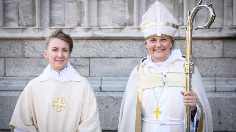 Hedvig Astrom com a bispa Karin Johannesson após cerimônia de ordenação em junho