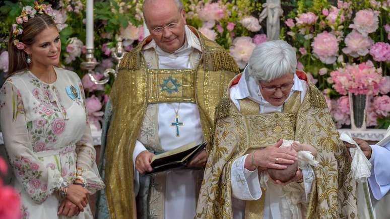 Arcebispa Antje Jackelen oficializou cerimônia de batismo da princesa Adrienne da Suécia em 8 de junho de 2018