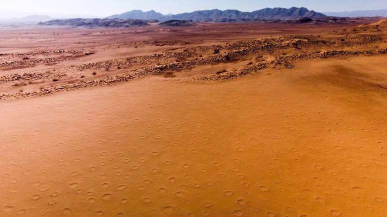 Um dos grandes mist&eacute;rios do deserto da Nam&iacute;bia &eacute; um fen&ocirc;meno geom&oacute;rfico conhecido como &lsquo;c&iacute;rculos de fadas&rsquo;
