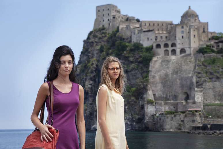 Lila e Lenù, personagens principais da saga napolitana, de Elena Ferrante, em cena de ‘My Brilliant Friend’, série da HBO inspirada na obra.