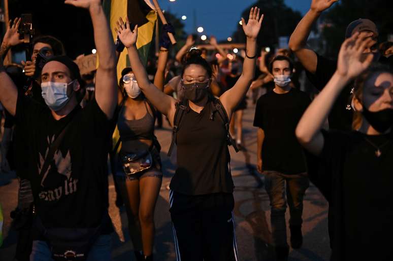 Manifestantes protestam contra ação da polícia, em Kenosha, Wisconsin
26/08/2020
REUTERS/Stephen Maturen