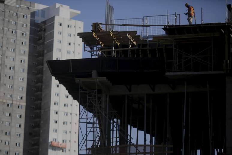 Funcionário trabalha em projeto residencial em São Paulo. 10/8/2015. REUTERS/Nacho Doce