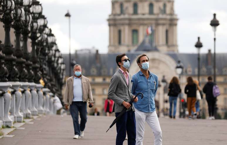 Pessoas com máscaras de proteção facial na ponte Alexandre III, em Paris
28/08/2020
REUTERS/Charles Platiau