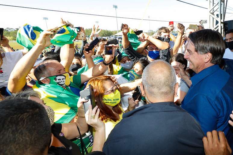 Bolsonaro em meio a apoiadores durante visita a Foz do Iguaçu