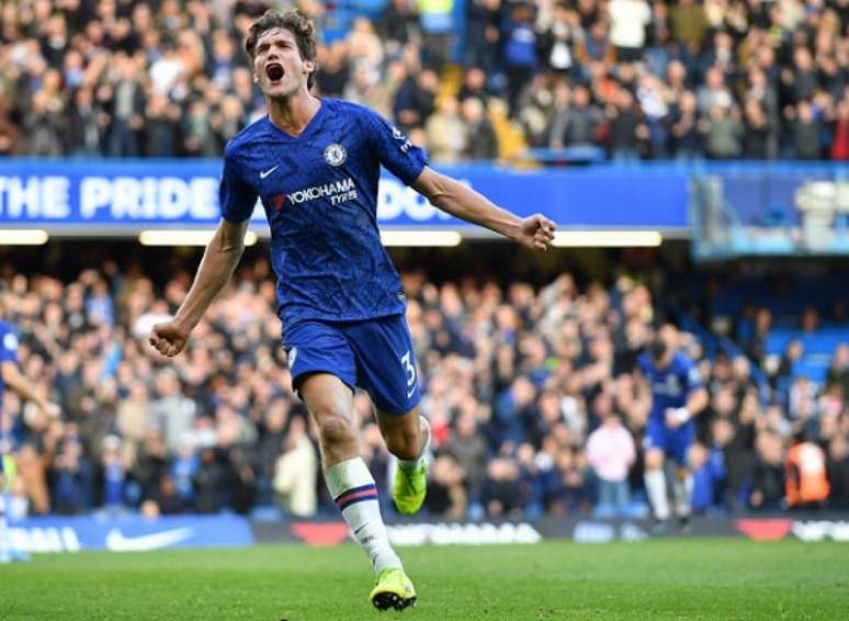 Aos 29 anos, Marcos Alonso chegou aos Blues em 2016, vindo da Fiorentina, e ao longo da carreira na Inglaterra, disputou 147 partidas e marcou 22 gols (Foto: AFP)