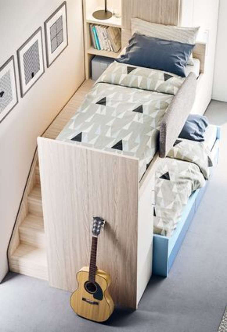 14. Beliche planejada com estante para quarto pequeno &ndash; Via: Pinterest
