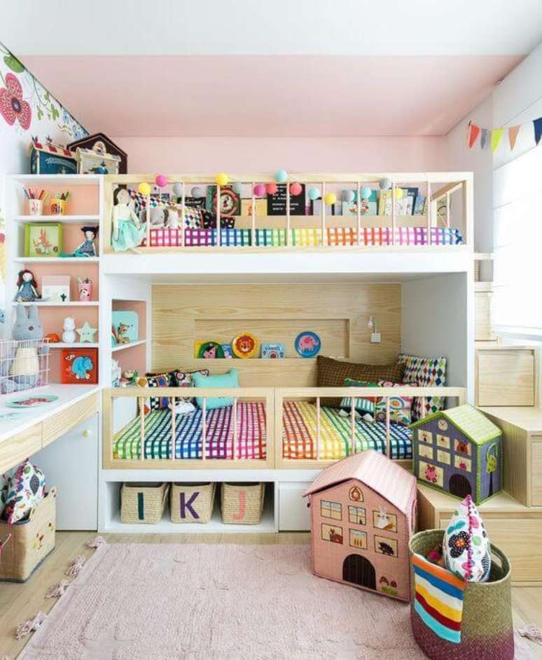 29. Quarto colorido com beliche planejada e escrivaninha &ndash; Via: Pinterest