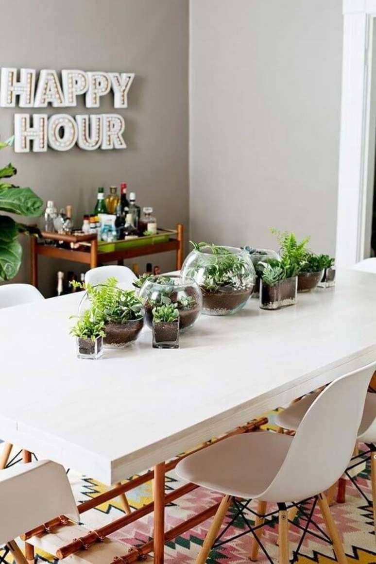 3. Decore a sala de jantar com lindos terrários de suculentas e cactos. Fonte: Pinterest