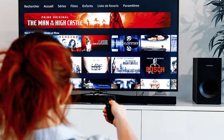 Menina ruiva assitindo prime video