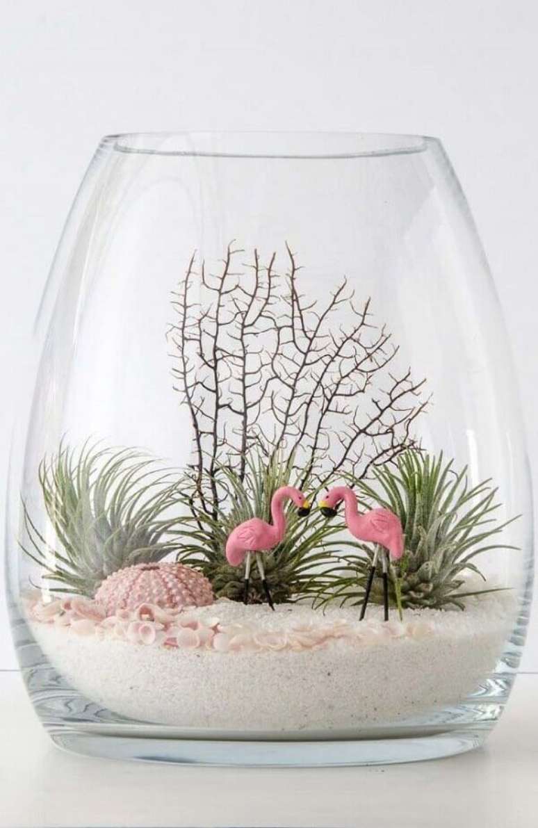 34. O terrário de suculentas com casal de flamingos é puro amor. Fonte: Pinterest