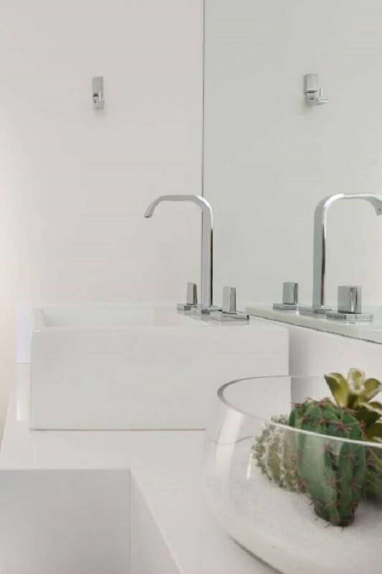 4. O terrário de suculentas no banheiro branco se destaca na decoração. Projeto por Bianchi e Lima Arquitetura.