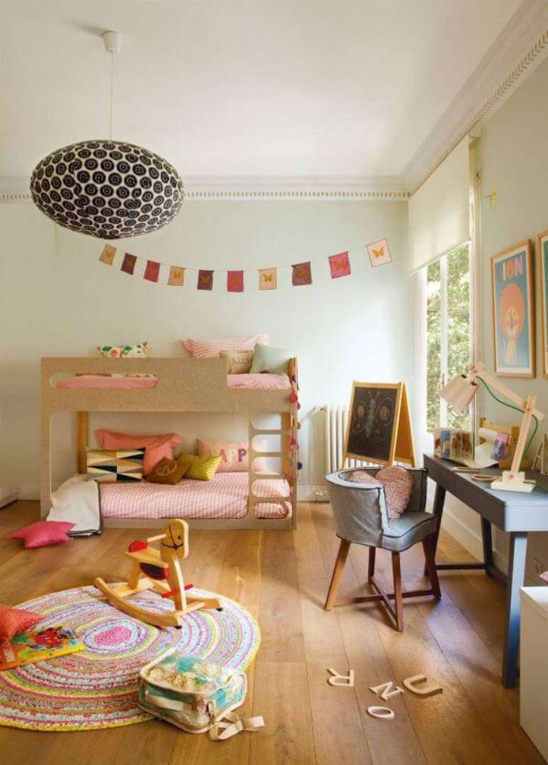 42. Quarto com beliche planejada e escrivaninha pequena &ndash; Via: Pinterest