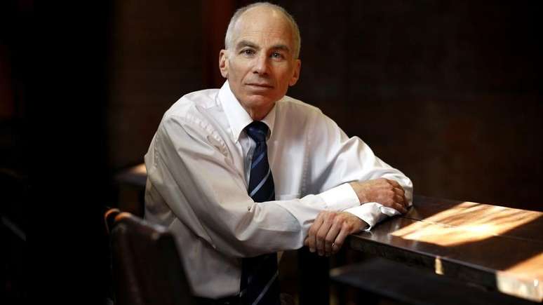 Lawrence Gostin diz que nunca viu apostas pol&iacute;ticos t&atilde;o altas para um produto m&eacute;dico como as da vacina contra covid-19