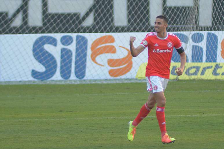 O jogador Thiago Galhardo do Internacional comemora gol durante a partida entre Botafogo e Internacional, válida pelo Campeonato Brasileiro 2020 no Estádio Engenhão no Rio de Janeiro (RJ), neste sábado (29)