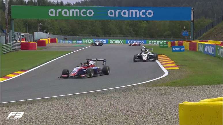 Lirim Zendeli escapou de Th&eacute;o Pourchaire e venceu a primeira na F3 