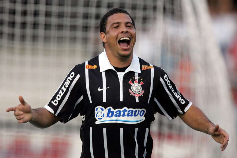 Ronaldo comemora gol contra o São Paulo em clássico disputado em 2009